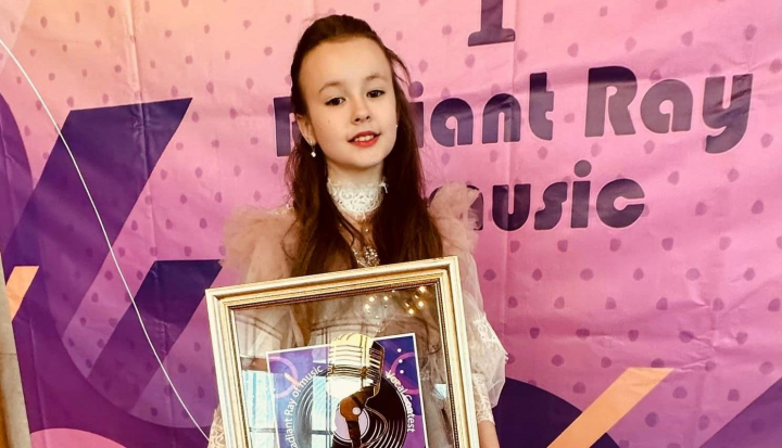 Tot mai sus! Tanara Evelina Rusu a obtinut marele premiu la un concurs international de muzica - FOTO Tot mai sus! Tanara Evelina Rusu a obtinut marele premiu la un concurs international de muzica - FOTO