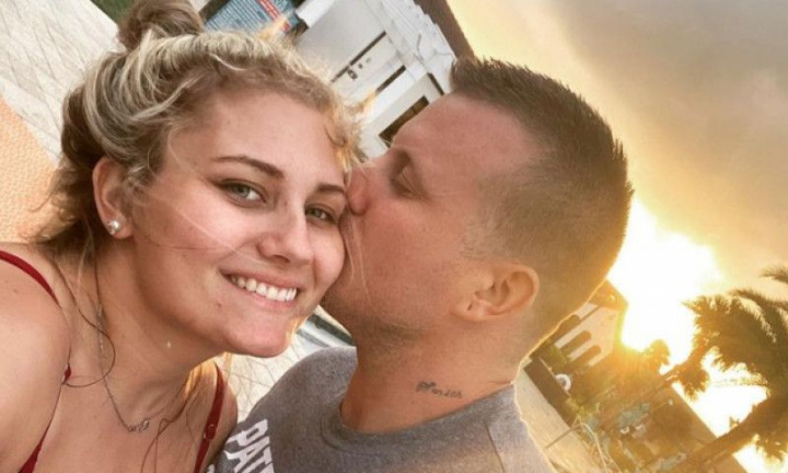 O vaduva s-a indragostit, la nici un an de la moartea sotului, de fratele lui. Au doi copii impreuna si nu le mai pasa de gura lumii