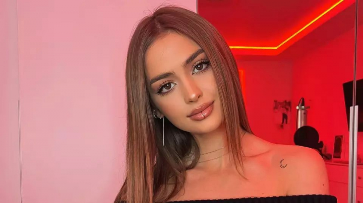 Iuliana Beregoi a luat note de trecere la Bacalaureat, iar acum se pregateste de facultate: „Inca ma gandesc” - FOTO Iuliana Beregoi a luat note de trecere la Bacalaureat, iar acum se pregateste de facultate: „Inca ma gandesc” - FOTO