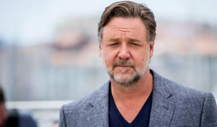 Russell Crowe, actorul din „Gladiator”, ipostaza inedita alaturi de familia lui in vacanta din Italia
