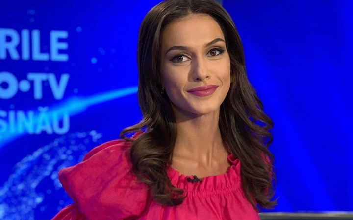 De la pupitrul stirilor - pe malul marii! Ce fotografii a postat Valeria Capra din vacanta - FOTO