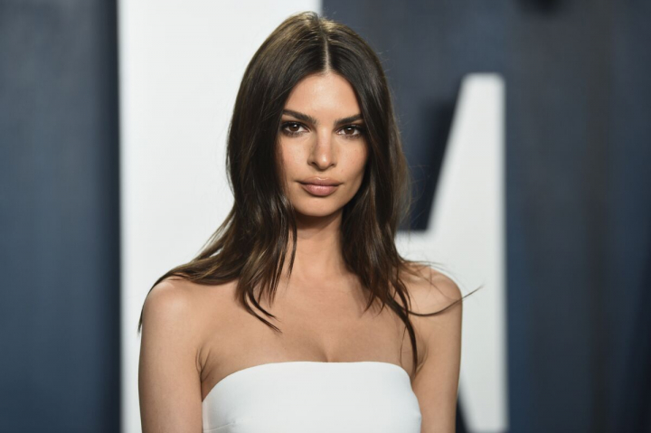 Emily Ratajkowski, de nerecunoscut pe strazile din New York. Modelul si-a schimbat look si arata uimitor - FOTO Emily Ratajkowski, de nerecunoscut pe strazile din New York. Modelul si-a schimbat look si arata uimitor - FOTO
