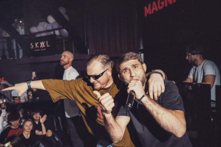 Si-au unit vocile intr-un duet spectaculos! Colaborarea dintre Kapushon si Magnat i-a incantat pe internauti. Cum suna refrenul piesei „S-o insurat inca un bro" - VIDEO Si-au unit vocile intr-un duet spectaculos! Colaborarea dintre Kapushon si Magnat i-a incantat pe internauti. Cum suna refrenul piesei „S-o insurat inca un bro" - VIDEO