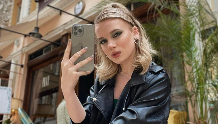 Hit-urile vechi, tot mai apreciate de artisti! Evelina Negru a lansat cover-ul piesei „Aproape liniste” - VIDEO Hit-urile vechi, tot mai apreciate de artisti! Evelina Negru a lansat cover-ul piesei „Aproape liniste” - VIDEO