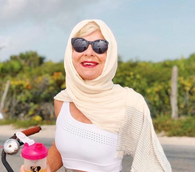 O bunicuta de 77 de ani e virala pe internet pentru ca arata senzational in colanti O bunicuta de 77 de ani e virala pe internet pentru ca arata senzational in colanti