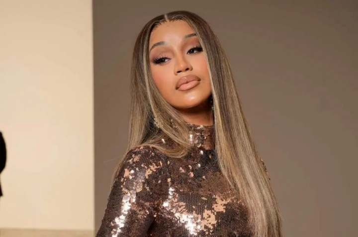 Stropita cu bautura pe scena, Cardi B a aruncat cu microfonul intr-un spectator. Reactia artistei a devenit virala - VIDEO Stropita cu bautura pe scena, Cardi B a aruncat cu microfonul intr-un spectator. Reactia artistei a devenit virala - VIDEO