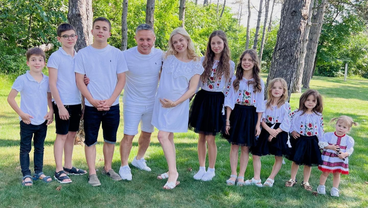 Familia Carnat - implinita si extrem de fericita! Micutul Mareo a avut parte de prima sedinta foto, la doar 2 saptamani de cand a aparut pe lume - FOTO Familia Carnat - implinita si extrem de fericita! Micutul Mareo a avut parte de prima sedinta foto, la doar 2 saptamani de cand a aparut pe lume - FOTO