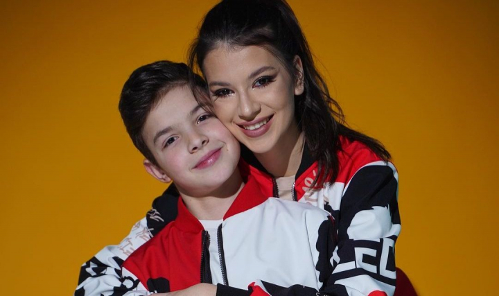 S-a scufundat in amintiri! Cezar Stratan a publicat un filmulet aborabil alaturi de sora lui, Cleopatra - VIDEO