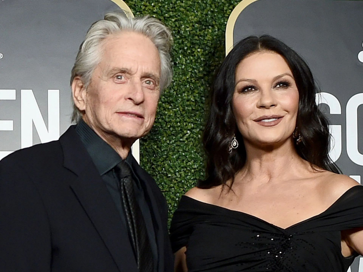 Catherine Zeta-Jones demonstreaza cat de sexy este la 53 de ani. Diva apare in costum de baie Catherine Zeta-Jones demonstreaza cat de sexy este la 53 de ani. Diva apare in costum de baie