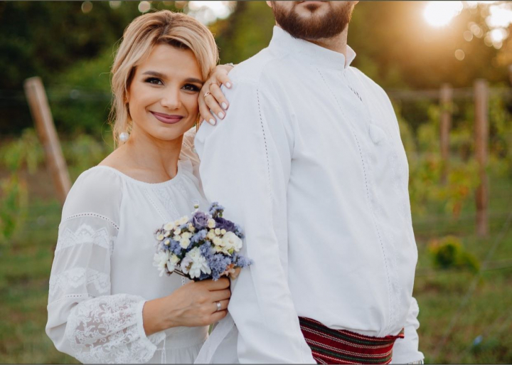 Daniela Andreev si sotul ei, imbracati in straie nationale, intr-o sedinta foto plina de tandrete - GALERIE FOTO