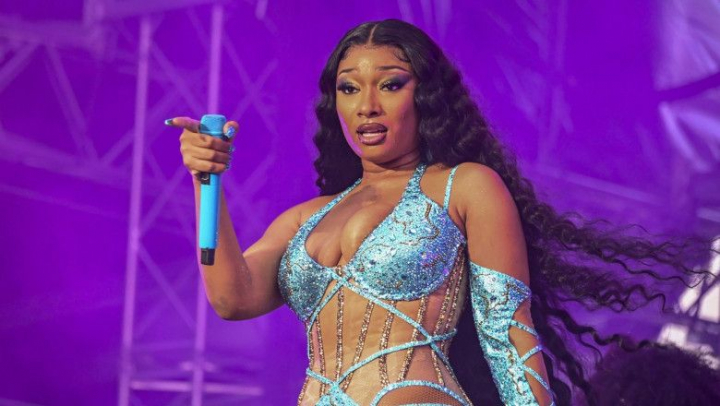 Rapperul Tory Lanez a primit 10 ani de inchisoare pentru ca a impuscat-o pe Megan Thee Stallion. Cazul a divizat lumea hip-hop Rapperul Tory Lanez a primit 10 ani de inchisoare pentru ca a impuscat-o pe Megan Thee Stallion. Cazul a divizat lumea hip-hop