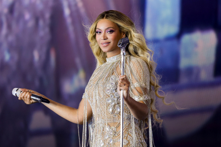 Cine este designerul roman care o imbraca pe Beyonce. Are numai 24 de ...