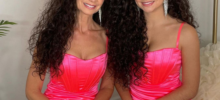 O mama si fiica ei semana ca doua picaturi de apa, iar asta le-a adus faima pe internet: „Oamenii cred ca suntem surori” - FOTO O mama si fiica ei semana ca doua picaturi de apa, iar asta le-a adus faima pe internet: „Oamenii cred ca suntem surori” - FOTO