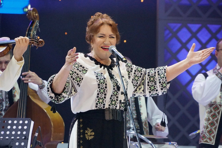 A ridicat in picioare toti invitatii! Zinaida Julea a devit virala pe internet dupa ce a cantat in franceza la o nunta - VIDEO A ridicat in picioare toti invitatii! Zinaida Julea a devit virala pe internet dupa ce a cantat in franceza la o nunta - VIDEO