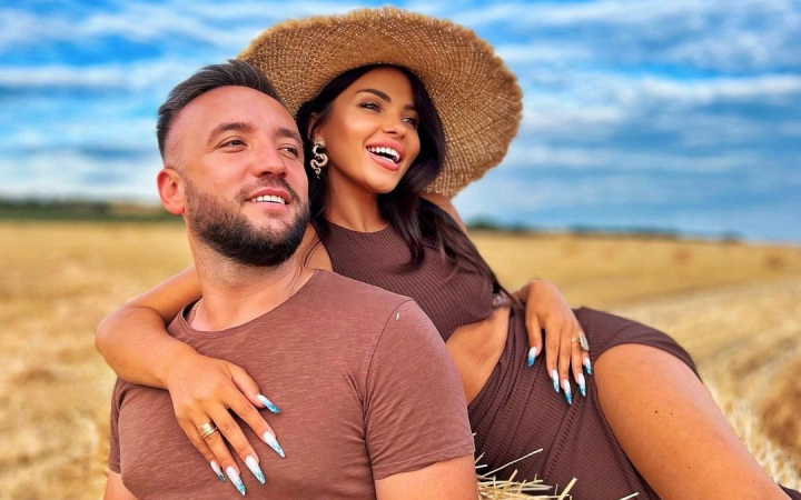 Familia Maxian si-a asortat din nou tinutele! Ce look-uri au ales sa poarte de aceasta data cei 5 - FOTO Familia Maxian si-a asortat din nou tinutele! Ce look-uri au ales sa poarte de aceasta data cei 5 - FOTO