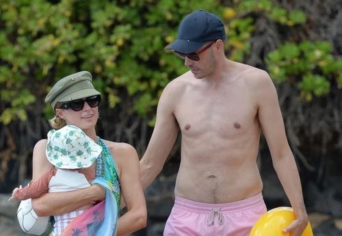 Paris Hilton ignora incendiile din Hawaii, cu copilul in brate. Presa e dura cu ea: ”O idioata!”