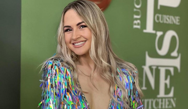 Mama si fiica, in rochii identice. Iata cum si-au asortat tinutele Sasha Letty si fetita ei - FOTO