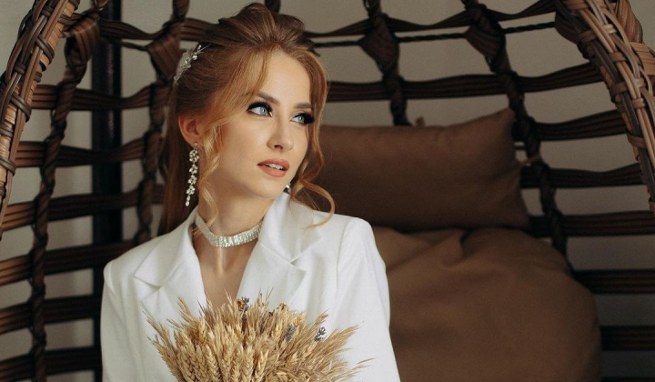 Noi imagini de la nunta Adrianei Babin! Pentru sedinta foto, naista a renuntat la rochia traditionala de mireasa si a optat pentru un costum clasic - FOTO Noi imagini de la nunta Adrianei Babin! Pentru sedinta foto, naista a renuntat la rochia traditionala de mireasa si a optat pentru un costum clasic - FOTO