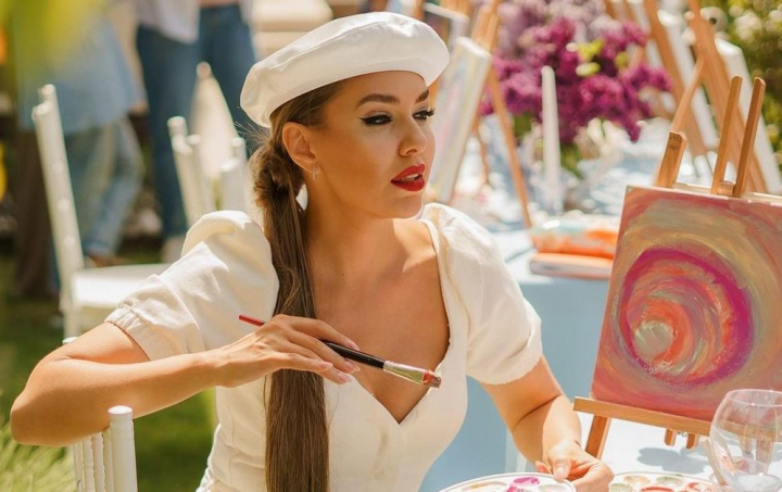 „Strang bani pentru geanta Dior” - Mesajul cu care a iesit bloggerita, Marina Mindru pe strazile din Chisinau. Care a fost reactia trecatorilor - VIDEO „Strang bani pentru geanta Dior” - Mesajul cu care a iesit bloggerita, Marina Mindru pe strazile din Chisinau. Care a fost reactia trecatorilor - VIDEO