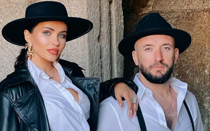 Top 5 tinute pentru sfarsit de vara! Vezi cum s-au asortat sotii Maxian la plaja - FOTO/VIDEO Top 5 tinute pentru sfarsit de vara! Vezi cum s-au asortat sotii Maxian la plaja - FOTO/VIDEO