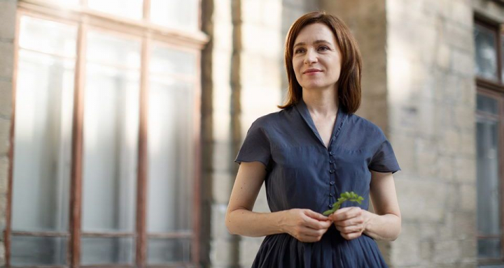 Poarta ie cu mandrie! Ce tinuta gingasa a avut Maia Sandu de Ziua Independentei - FOTO Poarta ie cu mandrie! Ce tinuta gingasa a avut Maia Sandu de Ziua Independentei - FOTO