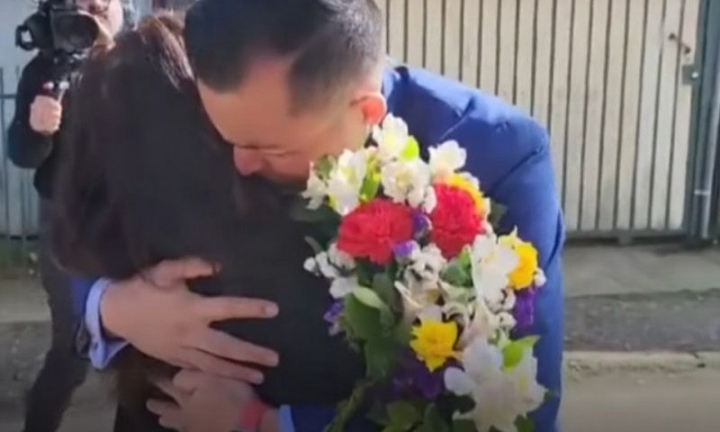 Momentul in care un barbat furat la nastere isi intalneste mama biologica. Primele cuvinte pe care i le-a spus cand l-a vazut
Momentul in care un barbat furat la nastere isi intalneste mama biologica. Primele cuvinte pe care i le-a spus cand l-a vazut