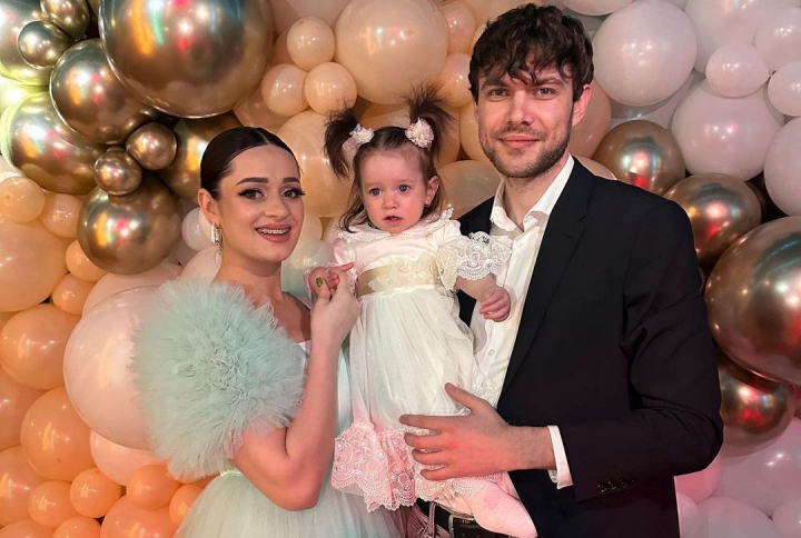 Daniela Cheltuitor - sedinta foto plina de tandrete alaturi de familia sa! Ce mesaj emotionant a publicat bloggerita: „Nu stim cum e sa fii parinte perfect...” - FOTO Daniela Cheltuitor - sedinta foto plina de tandrete alaturi de familia sa! Ce mesaj emotionant a publicat bloggerita: „Nu stim cum e sa fii parinte perfect...” - FOTO