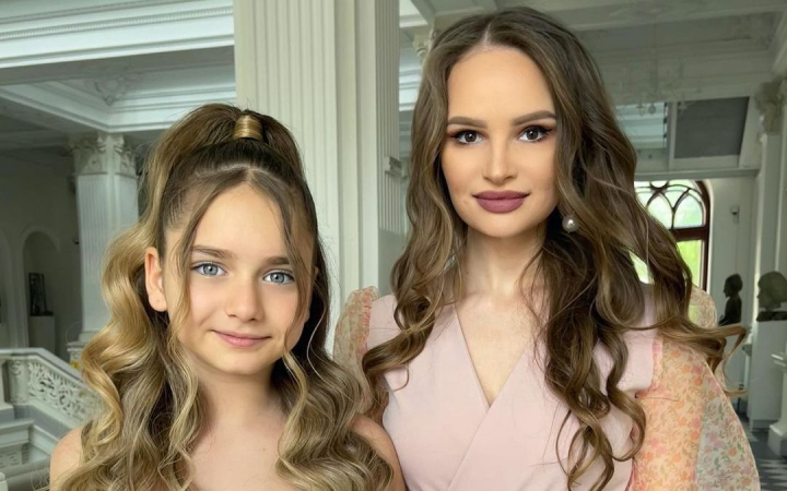 Iti da fiori! Soprana Ana Cernicova si fiica ei, Amelia Uzun, au lansat cover-ul piesei „Ani de liceu” de Stela Enache - VIDEO