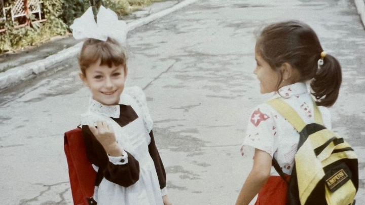 Recunosti fetita din imagine? Acum este una dintre cele mai cunoscute interprete de la noi - FOTO Recunosti fetita din imagine? Acum este una dintre cele mai cunoscute interprete de la noi - FOTO