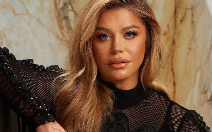 Loredana Groza, imagine inedita de la 16 ani. Artista a imbracat acum aceeasi rochie - FOTO Loredana Groza, imagine inedita de la 16 ani. Artista a imbracat acum aceeasi rochie - FOTO