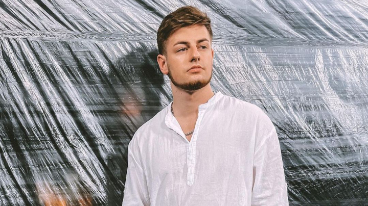 Dupa o pauza lunga, Denis Midone revine cu noi forte in showbiz! Interpretul a lansat un nou single, alaturi de un videoclip oficial - VIDEO