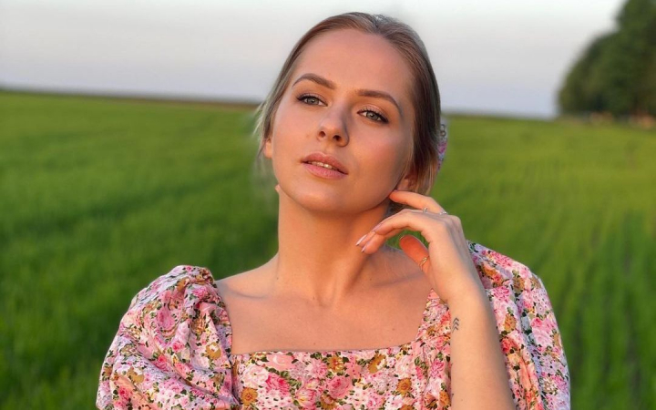 Ludmila Adamciuc in rochia mamei dupa 25 de ani! Ce imagini a publicat bloggerita pe social media - FOTO