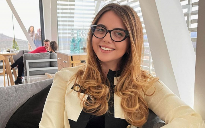 Din redactia de stiri, direct la aerodrom! Francesca Gindea a fost provocata sa zboare cu avionul sportiv. Ce emotii a trait reporterul Pro TV - VIDEO Din redactia de stiri, direct la aerodrom! Francesca Gindea a fost provocata sa zboare cu avionul sportiv. Ce emotii a trait reporterul Pro TV - VIDEO