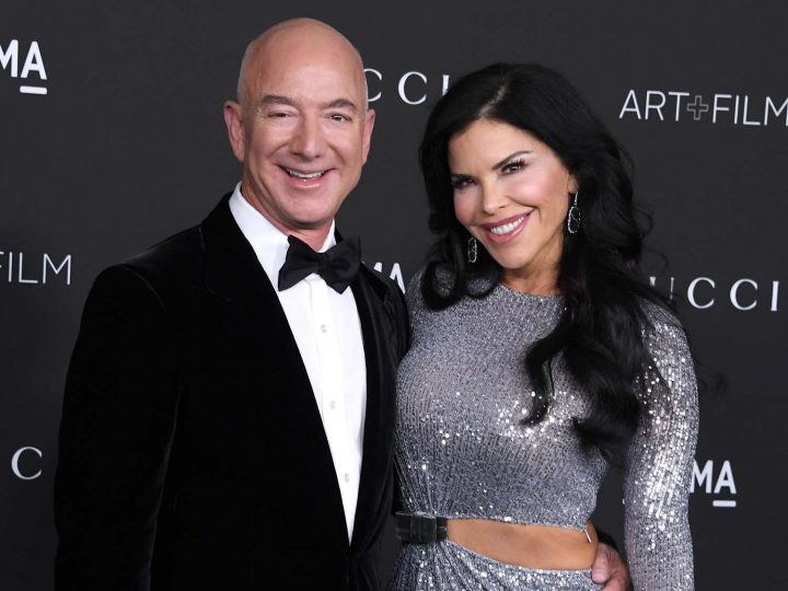 Miliardarul Jeff Bezos si logodnica sa, Lauren Sanchez, tinta ironiilor pe net: „Banii nu pot cumpara bunul-gust” - FOTO Miliardarul Jeff Bezos si logodnica sa, Lauren Sanchez, tinta ironiilor pe net: „Banii nu pot cumpara bunul-gust” - FOTO