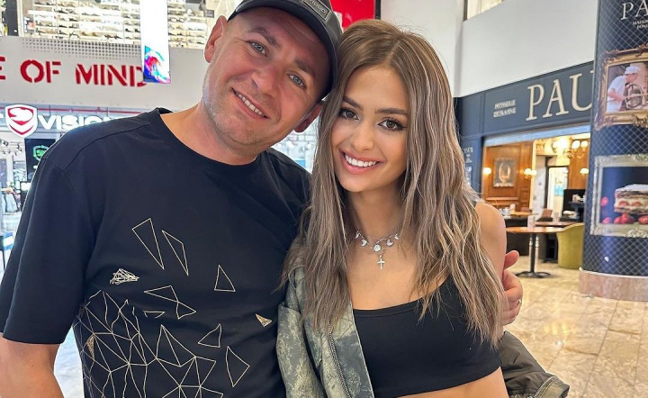 Sarbatoare in familia Iulianei Beregoi! Cum l-a surprins interpreta pe tatal ei la miezul noptii, dar si ce mesaj i-a dedicat - FOTO/VIDEO Sarbatoare in familia Iulianei Beregoi! Cum l-a surprins interpreta pe tatal ei la miezul noptii, dar si ce mesaj i-a dedicat - FOTO/VIDEO