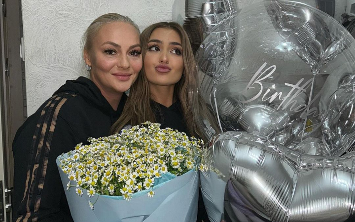 Sarbatoare in familia Iulianei Beregoi! Mama interpretei, in culmea fericirii dupa ce a fost felicitata la miezul noptii cu ocazia zilei ei de nastere - FOTO/VIDEO