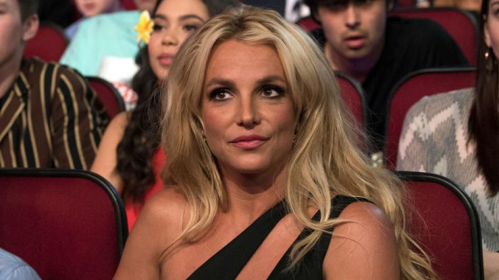 Politia iar a ajuns la usa lui Britney Spears. Fanii s-au ingrijorat dupa ce Britney s-a filmat dansand cu cutite - VIDEO Politia iar a ajuns la usa lui Britney Spears. Fanii s-au ingrijorat dupa ce Britney s-a filmat dansand cu cutite - VIDEO