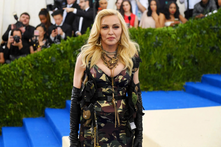 Madonna, surprinsa de paparazzi in aeroportul JFK. A facut tot posibilul sa-si ascunda fata si mainile - FOTO
