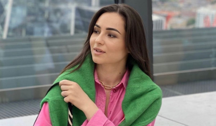 Rochia de seara de tip sirena - trendul acestei toamne! Korina Ankin, stilista: „Daca vrei sa fii regina serii si sa atragi toate privirile spre tine, intr-o rochie by Mona Lisa cu siguranta iti va reusi” - VIDEO Rochia de seara de tip sirena - trendul acestei toamne! Korina Ankin, stilista: „Daca vrei sa fii regina serii si sa atragi toate privirile spre tine, intr-o rochie by Mona Lisa cu siguranta iti va reusi” - VIDEO