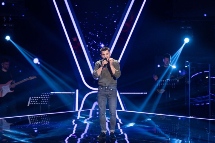 Imnul curierilor l-a facut viral pe TikTok, iar acum „livratorul care canta” a ajuns pe scena de la Vocea Romaniei! Cine e moldoveanul Stefan Gutanu, tanarul care livreaza mancare si dedicatii muzicale! - VIDEO