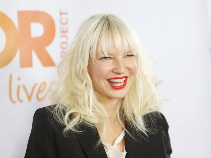 Sia, aparitie rara in public la cateva zile dupa ce a recunoscut ca suferit un lifting facial. Artista, de nerecunoscut - FOTO Sia, aparitie rara in public la cateva zile dupa ce a recunoscut ca suferit un lifting facial. Artista, de nerecunoscut - FOTO