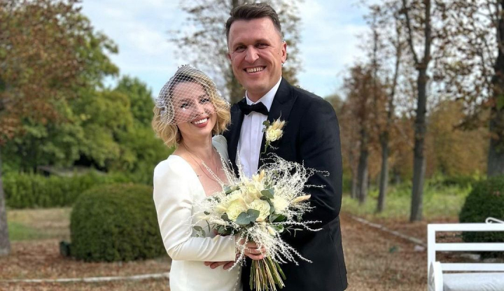 Si-a facut singura machiajul si a probat rochia de mireasa cu 15 minute inainte de eveniment. Diana Voevutki, noi detalii despre nunta ei - VIDEO Si-a facut singura machiajul si a probat rochia de mireasa cu 15 minute inainte de eveniment. Diana Voevutki, noi detalii despre nunta ei - VIDEO