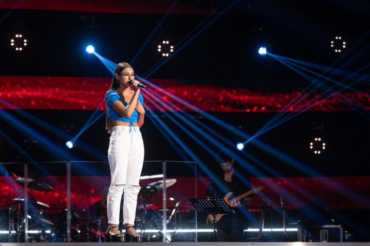 A intors toate cele patru scaune, in doar zece secunde! Moldoveanca Ruxanda Burlacu, show de exceptie la Vocea Romaniei - VIDEO A intors toate cele patru scaune, in doar zece secunde! Moldoveanca Ruxanda Burlacu, show de exceptie la Vocea Romaniei - VIDEO