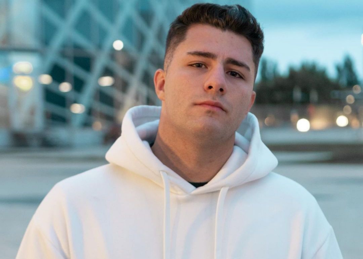 Tiktoker celebru care promoveaza restaurante, surprins cand scuipa mancarea pe care o recomanda oamenilor. Cum se apara - VIDEO Tiktoker celebru care promoveaza restaurante, surprins cand scuipa mancarea pe care o recomanda oamenilor. Cum se apara - VIDEO