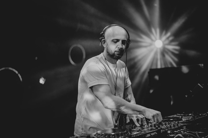 Sasha Lopez si-a bucurat fanii cu o noua premiera muzicala! Cat de deosebit este videoclipul piesei, dar si cine este interpreta cu care a colaborat - VIDEO