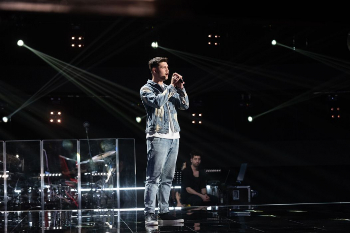 Premiera la Vocea Romaniei! Cine e Andrei Ciocirlan, pustiul care a cantat o doina si a emotionat o sala intreaga si 5 antrenori: „Fara cuvinte”

