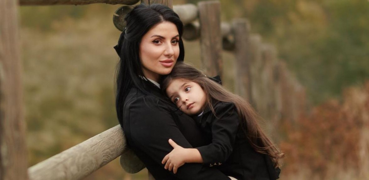 „De pus pe coperta jurnalului”! Svetlana Sainsus si fiica sa, Lia si-au asortat tinutele si au pozat gratios alaturi de cai - FOTO „De pus pe coperta jurnalului”! Svetlana Sainsus si fiica sa, Lia si-au asortat tinutele si au pozat gratios alaturi de cai - FOTO