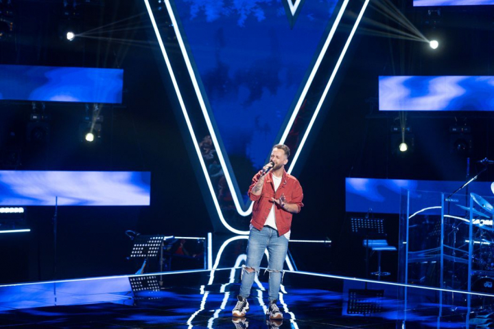 Johnny Badulescu a intors toate cele patru scaune, unul cate unul. Theo Rose, in lacrimi la Vocea Romaniei, dupa ce si-a dat seama cine este concurentul: „Te putem duce pana in finala” - VIDEO