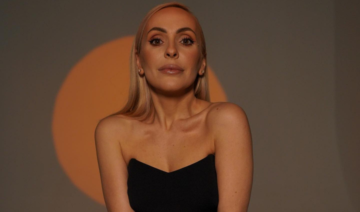 FASHION FRIDAY cu Xenia Bugneac: 3 piese vestimentare de vara, integrate in garderoba de toamna - VIDEO