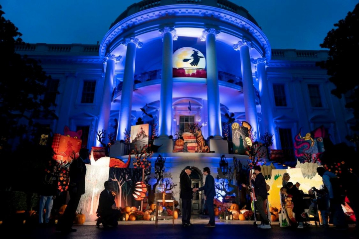 Si Casa Alba s-a pregatit pentru Halloween! Cum a aparut Jill Biden pictata pe fata - FOTO Si Casa Alba s-a pregatit pentru Halloween! Cum a aparut Jill Biden pictata pe fata - FOTO